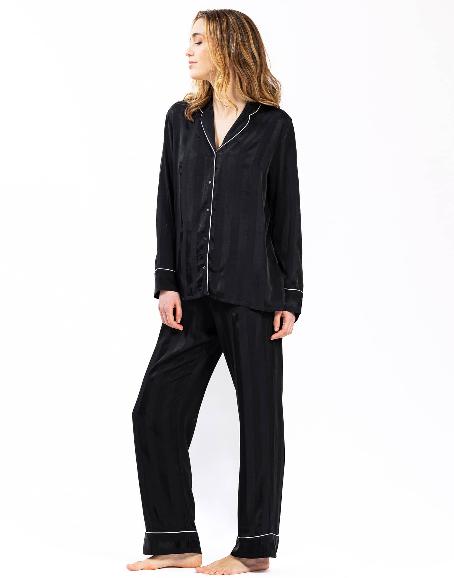 Buttoned pyjamas GABRIELLE 606 made from black viscose jacquard